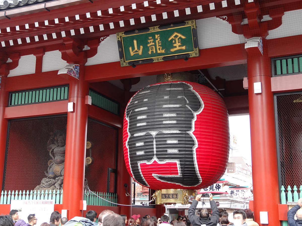 畢業旅行去哪兒?來趟東京 淺草和服 之旅吧 必訪景點雷門|圖片來源:Wikimedia Commons 圖片網址:http://bit.ly/2HAL4mz