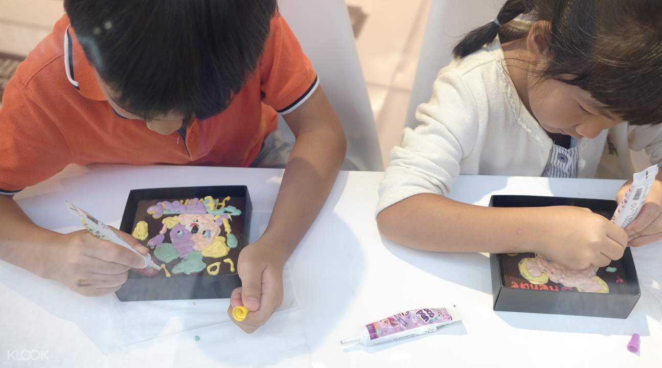 香港巧克力博物館,非常適合孩子的行程,用巧克力畫筆來作畫,製作屬於自己的巧克力藝術。 非常適合孩子的行程,用巧克力畫筆來作畫,製作屬於自己的巧克力藝術。