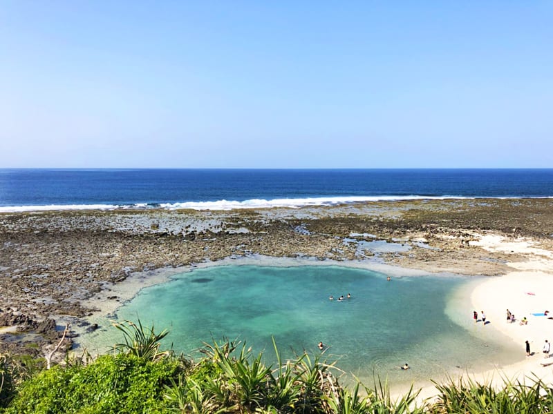 綠島燈塔下方的烏油窟。 綠島燈塔下方的烏油窟。