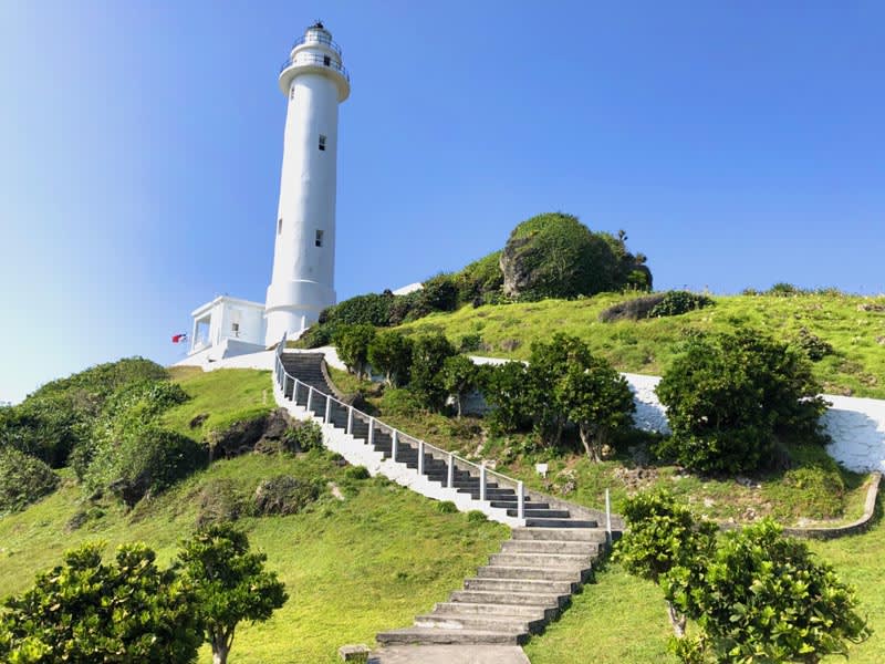 潔白燈塔佇立於綠島海邊。 潔白燈塔佇立於綠島海邊。