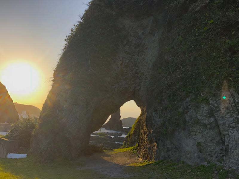 傳說進綠島監獄前必須通過的洞,如象鼻的造型。 傳說進綠島監獄前必須通過的洞,如象鼻的造型。