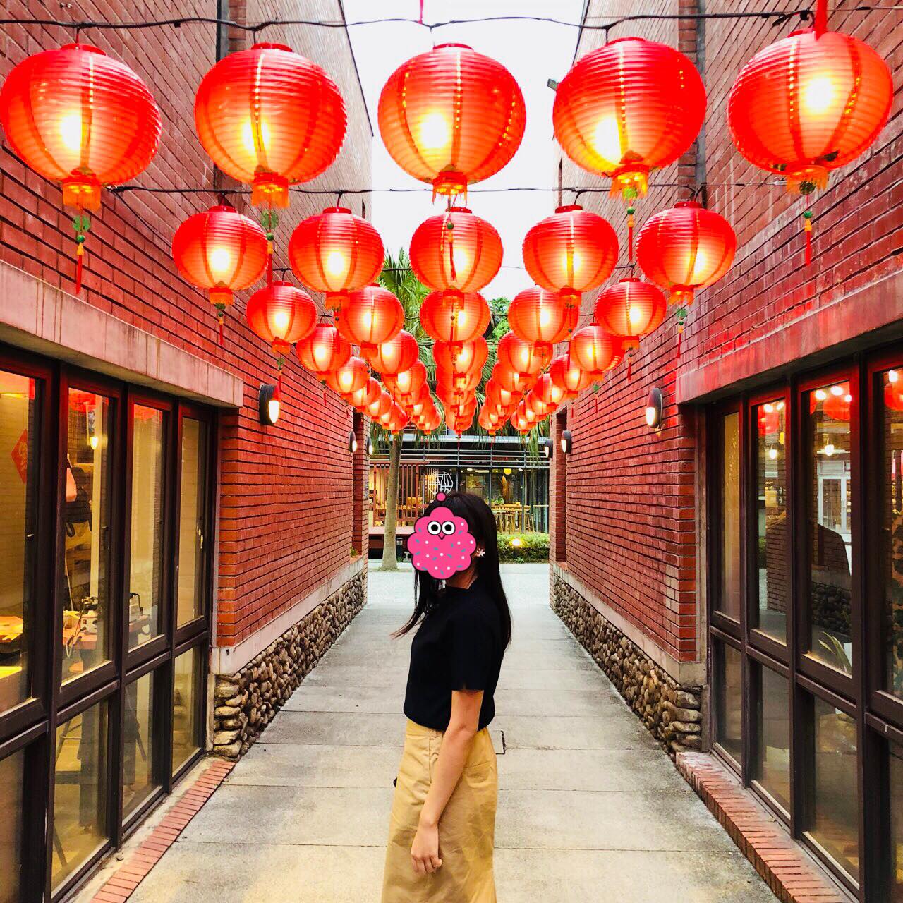 滿天紅燈籠底下拍攝畢業照,享受古色古香的風情韻味。 滿天紅燈籠底下拍攝畢業照,享受古色古香的風情韻味。