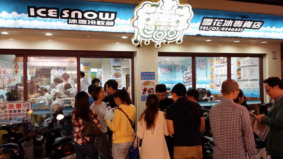 冰雪冷飲部外面總有長長的人龍。(圖片來自冰雪冷飲部FB粉專) 冰雪冷飲部外面總有長長的人龍。(圖片來自冰雪冷飲部FB粉專)