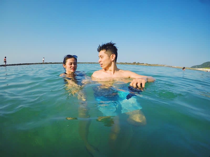 海水因環狀礁石形成的天然水池。 海水因環狀礁石形成的天然水池。