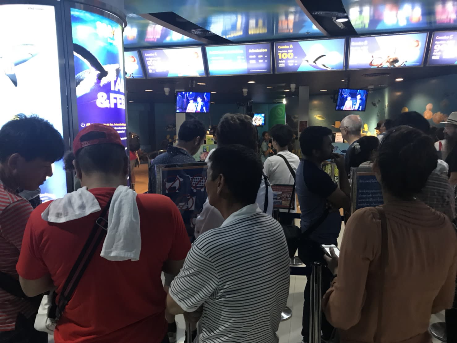 曼谷暹羅海洋世界現場購票排隊人潮,圖片來源:KLOOK客路/Ann拍攝。
