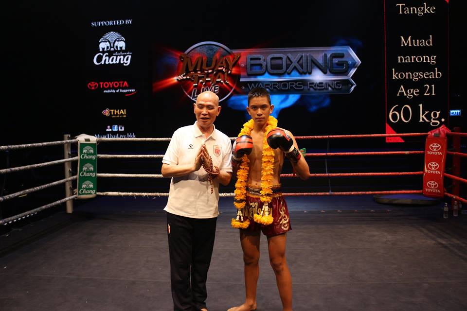 拳賽打贏的一方會戴上黃色的花環。(圖片取自muaythailive官方FB粉絲團) 拳賽打贏的一方會戴上黃色的花環。(圖片取自muaythailive官方FB粉絲團)