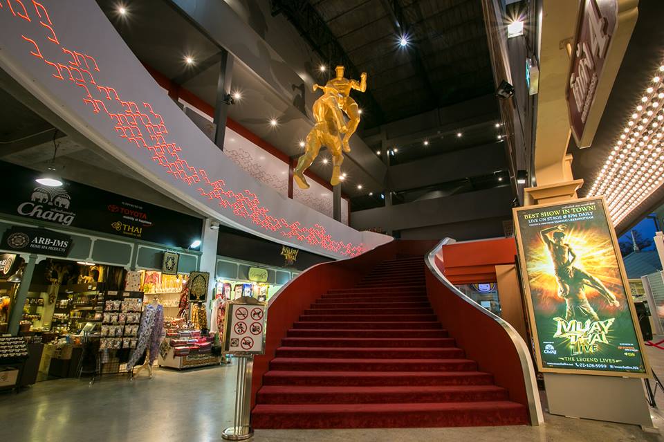 對打的金色雕像很具代表性。(圖片取自muaythailive官方FB粉絲團) 對打的金色雕像很具代表性。(圖片取自muaythailive官方FB粉絲團)