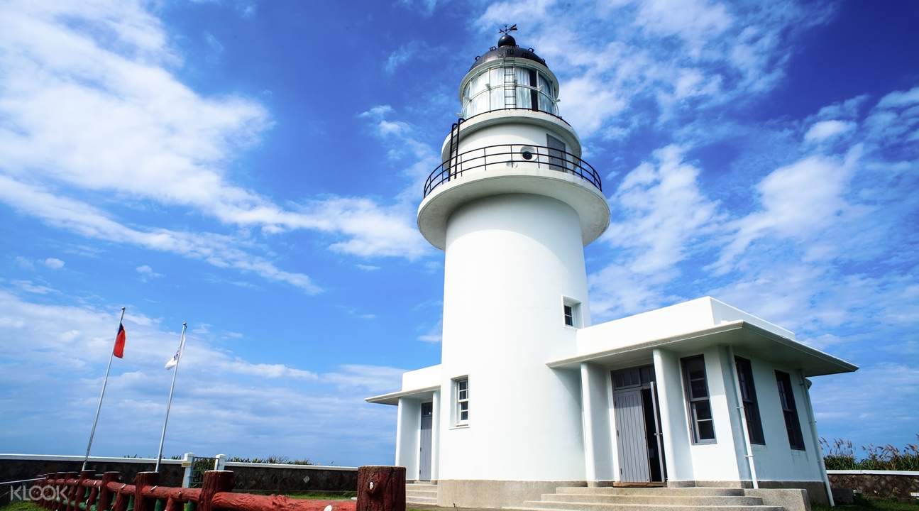 登上「三貂角燈塔」,往東遠眺太平洋,也是北台灣海域作業漁船的重要指引。 登上「三貂角燈塔」,往東遠眺太平洋,也是北台灣海域作業漁船的重要指引。