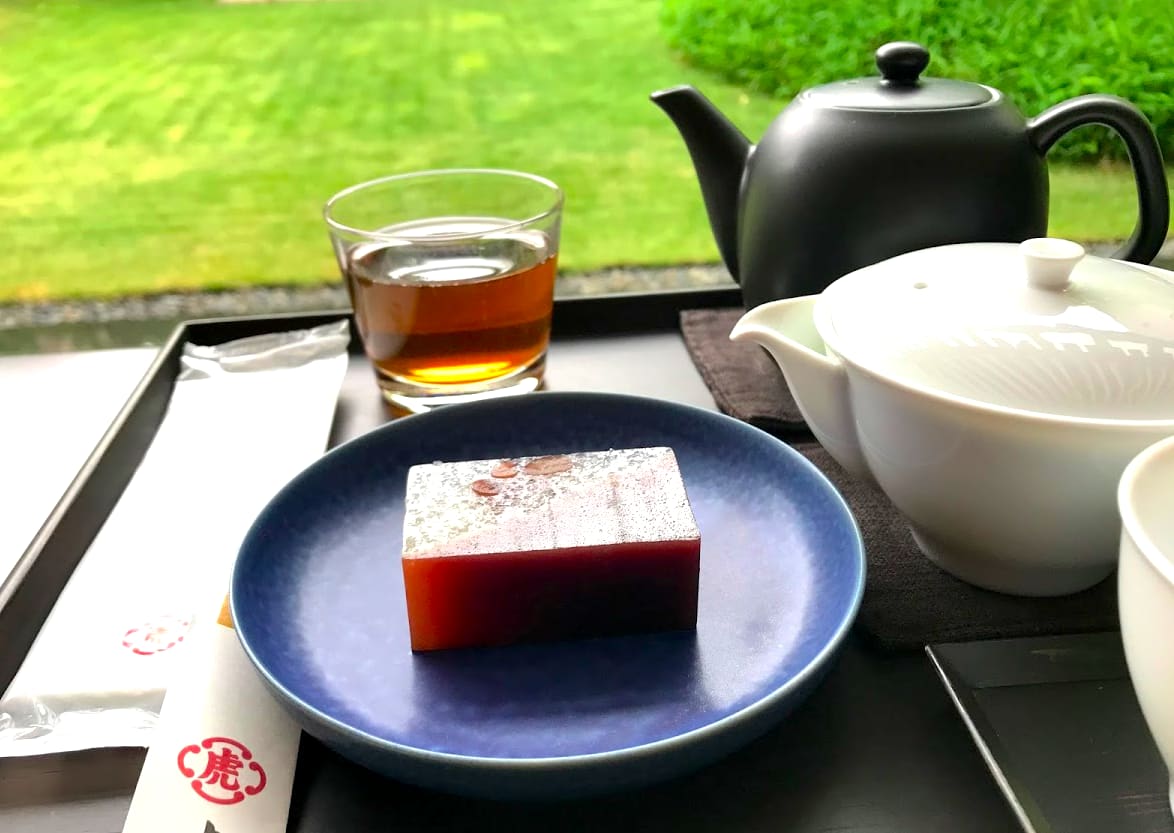 歷史悠久的虎屋茶寮,說虎屋的歷史幾乎等於和菓子史也不為過了呀!照片來源:吳胖達 歷史悠久的虎屋茶寮,說虎屋的歷史幾乎等於和菓子史也不為過了呀!照片來源:吳胖達