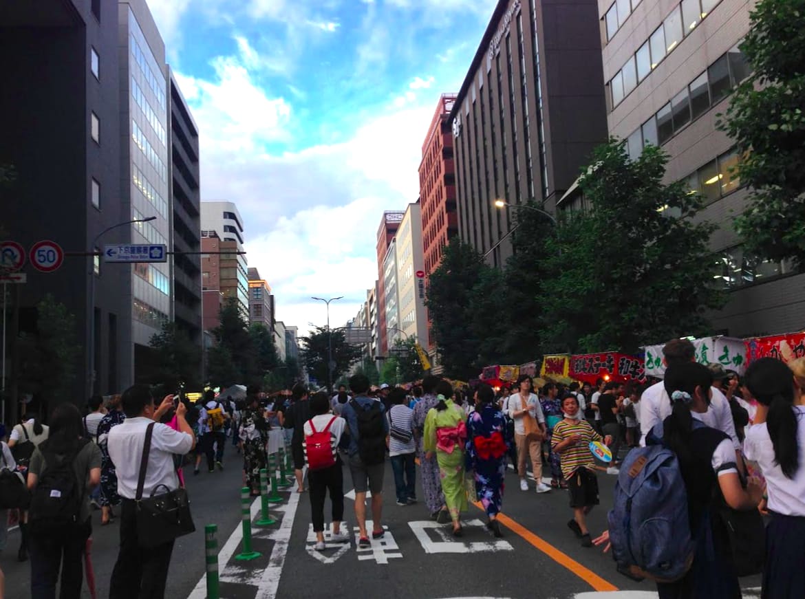 祇園祭的宵山期間,烏丸一帶搖身一變,成了步行者天國。照片來源:吳胖達 祇園祭的宵山期間,烏丸一帶搖身一變,成了步行者天國。照片來源:吳胖達
