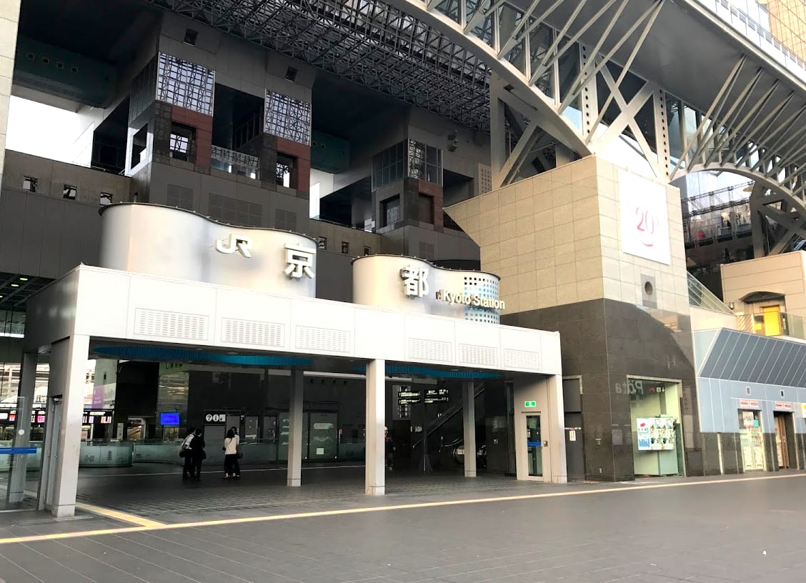 京都車站除了逛街吃東西之外,建築本身也相當有看頭,非常建議可以搭乘手扶梯向上,到天空走廊看看京都車站的光影變化。照片來源:吳胖達 京都車站除了逛街吃東西之外,建築本身也相當有看頭,非常建議可以搭乘手扶梯向上,到天空走廊看看京都車站的光影變化。照片來源:吳胖達