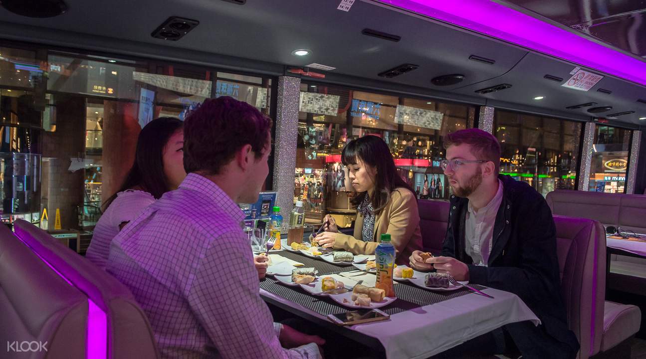 乘坐水晶巴士夜遊,體會不一樣的香港魅力夜景,一邊體驗美食。