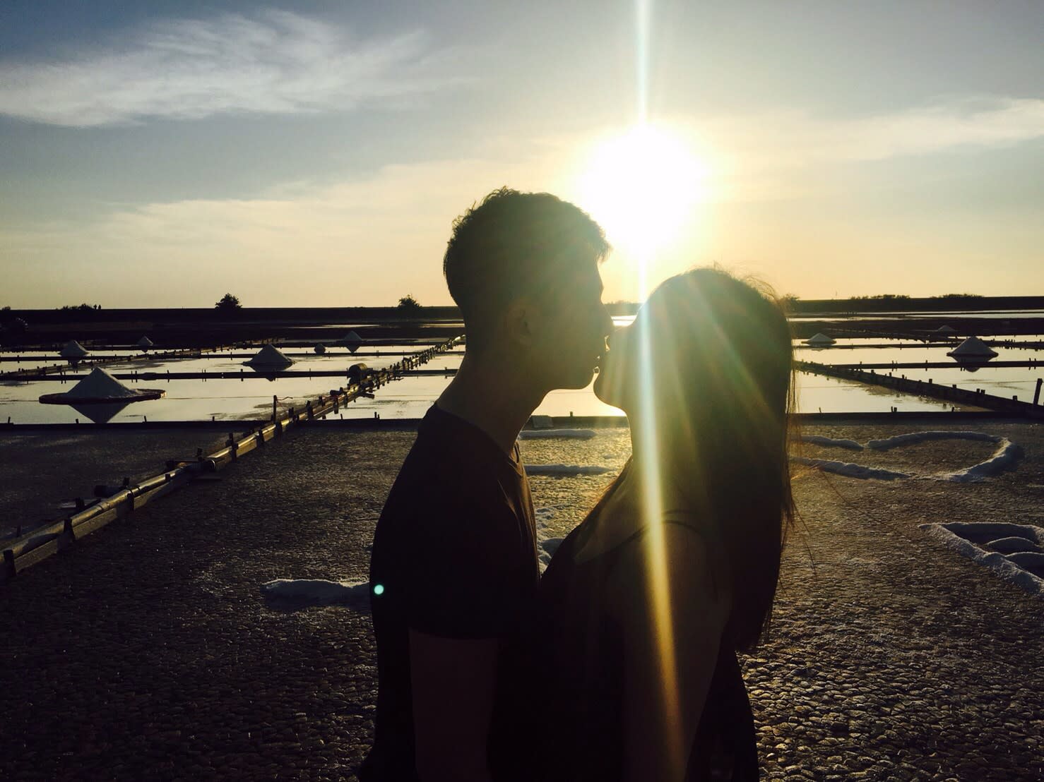 鹽田的夕陽景色,圖片取自:Ann Shih。 鹽田的夕陽景色,圖片取自:Ann Shih。
