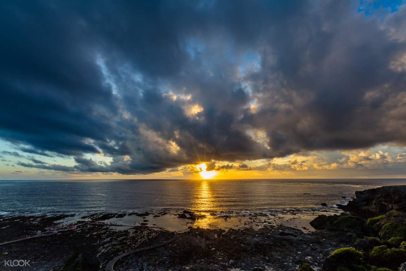 站在綠島海邊看夕陽,美得令人心醉。 站在綠島海邊看夕陽,美得令人心醉。