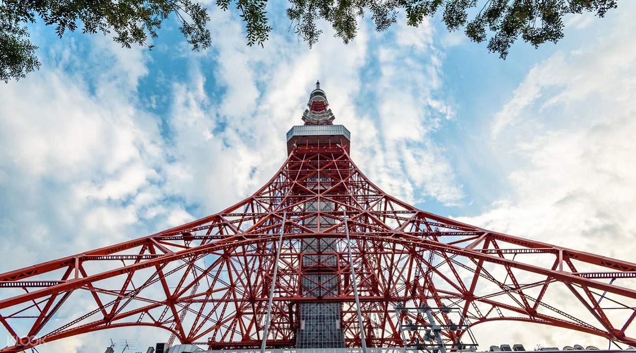東京鐵塔是於1958年建成、高度333m的廣播電視電波塔。大瞭望台位於150m,特別瞭望台位於250m 東京鐵塔是於1958年建成、高度333m的廣播電視電波塔。大瞭望台位於150m,特別瞭望台位於250m