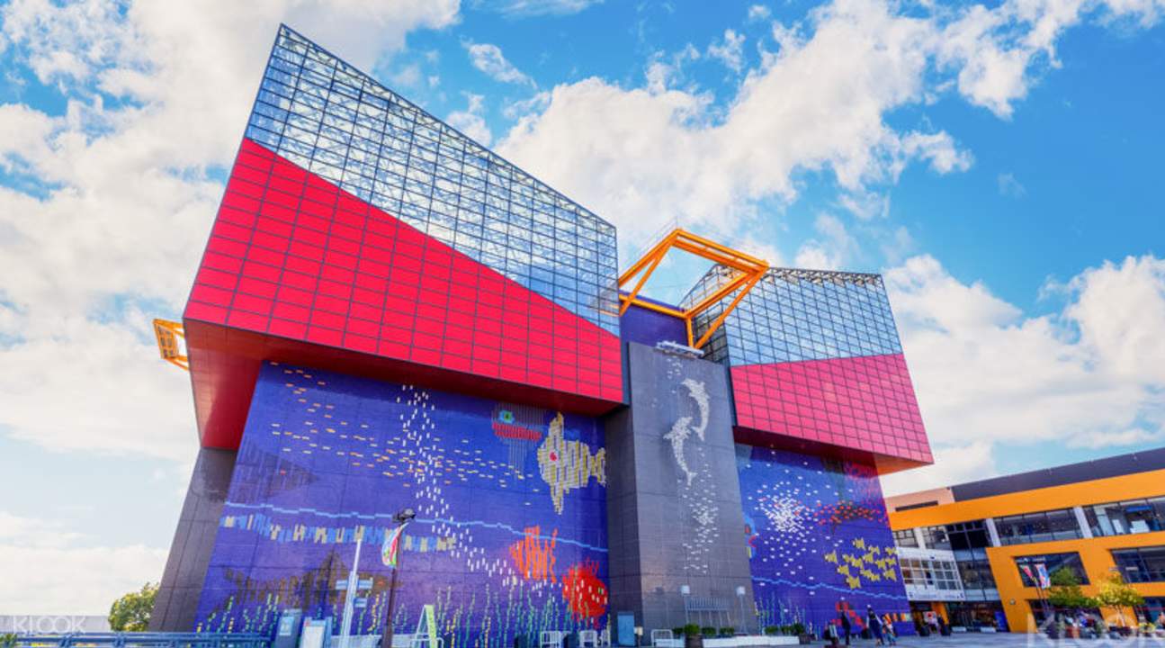 醒目造型外觀的海遊館建築。
