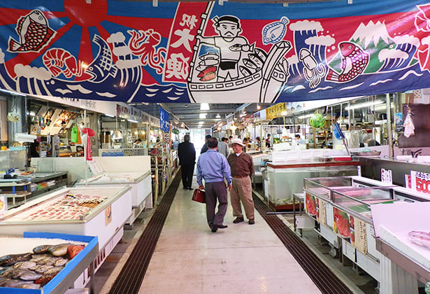 不可錯過現場料理海鮮美味。(圖片取自泊港魚市場官網)