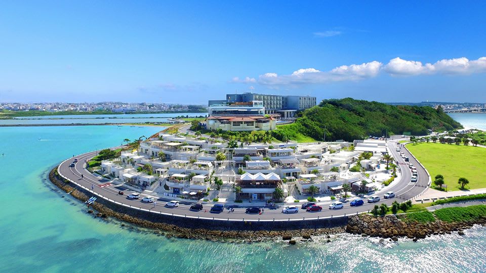 海邊一片白色建築,美到像幅畫。(圖片取自瀬長島umikajiterrace官方FB粉絲團) 海邊一片白色建築,美到像幅畫。(圖片取自瀬長島umikajiterrace官方FB粉絲團)