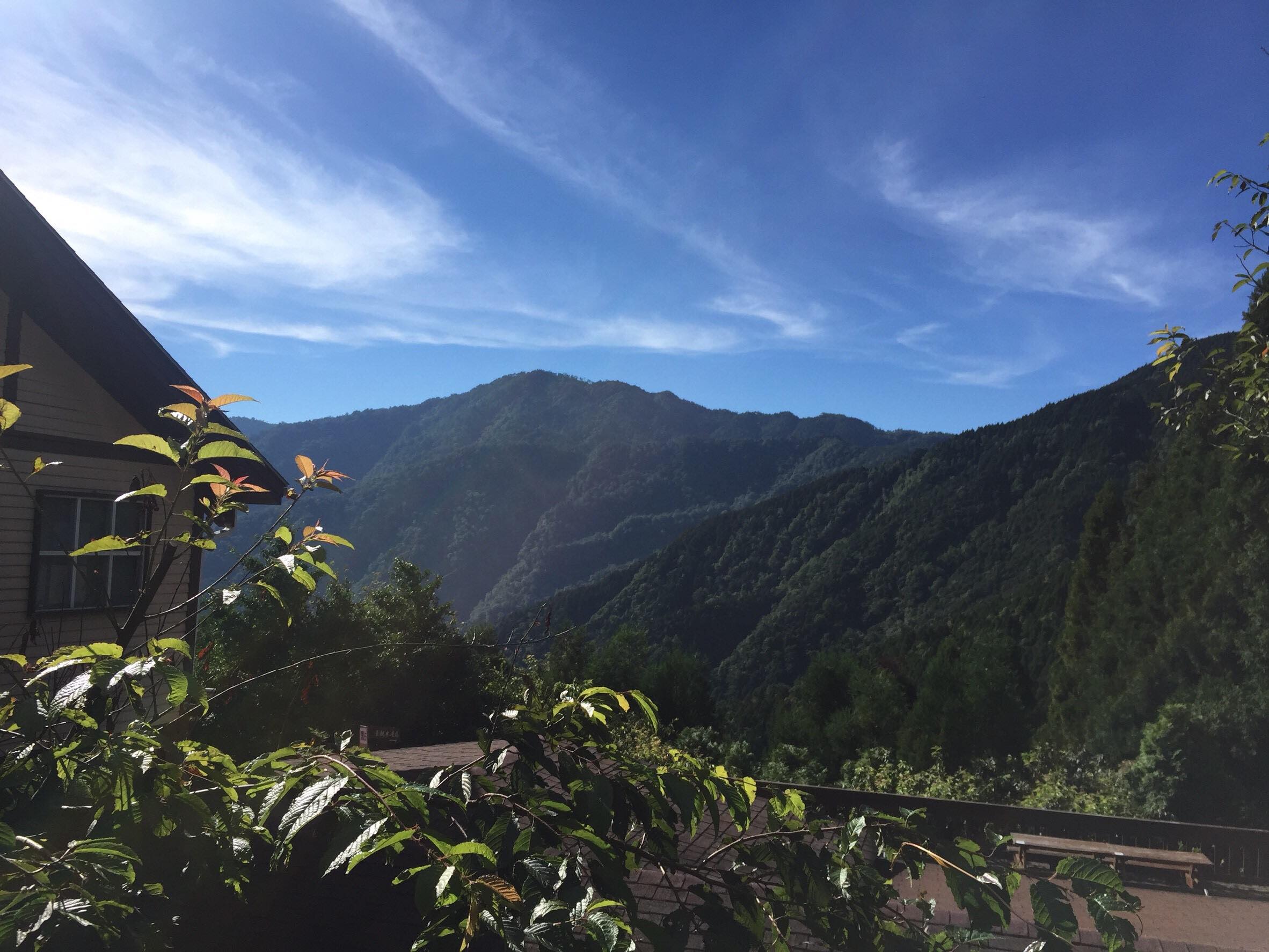 看著這樣的山景吃下午茶,別有一番享受,就算在太陽底下,也涼爽。 看著這樣的山景吃下午茶,別有一番享受,就算在太陽底下,也涼爽。
