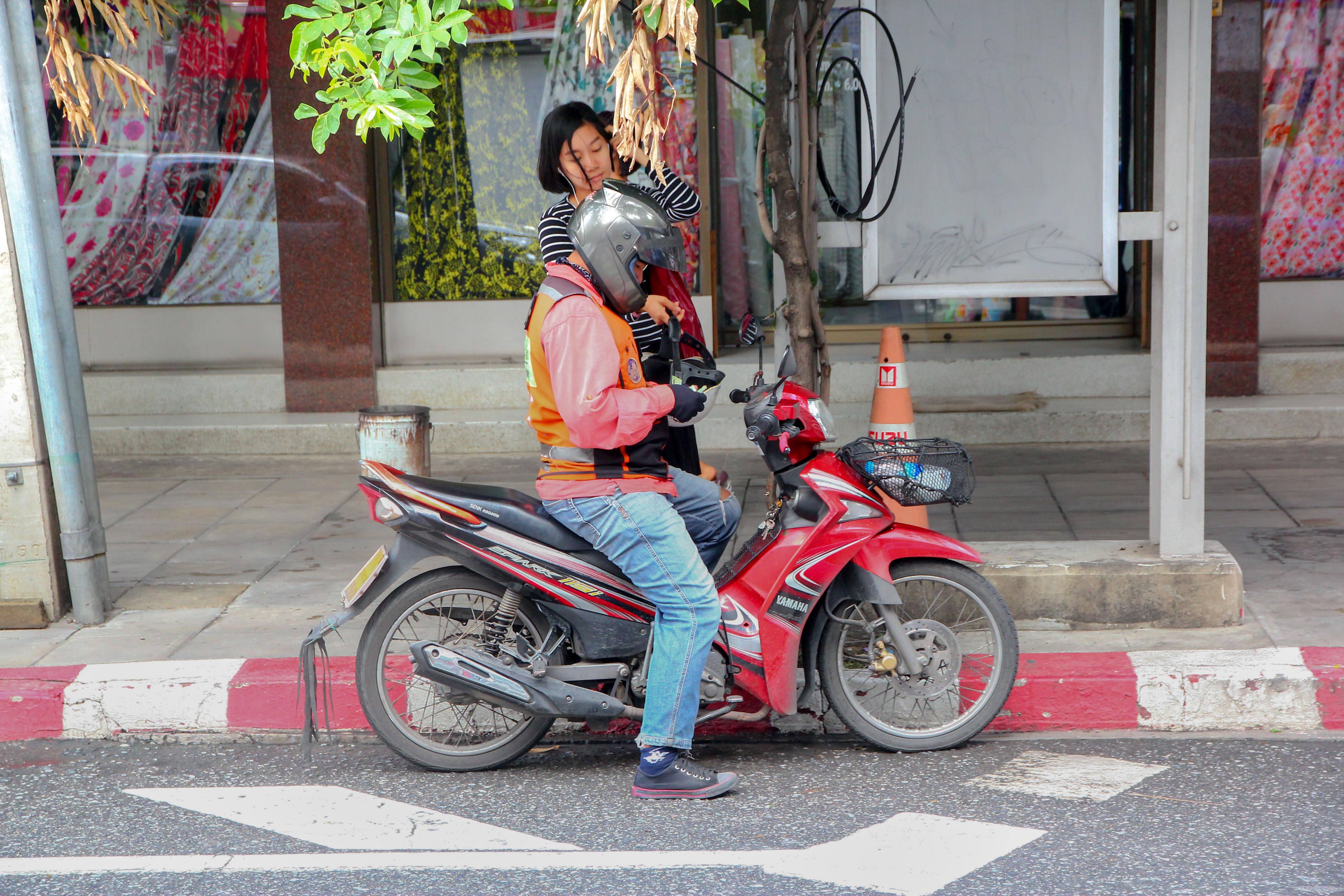 曼谷的計程摩托車是很方便的交通工具，當地人也很常用！攝影：Rex。