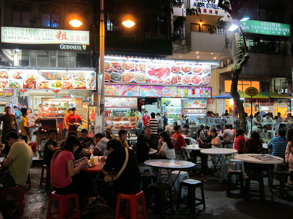 位於附近的雅羅街,是藏有許多美味小吃的鬧熱夜市。來源:http://bit.ly/2ucCPsq。