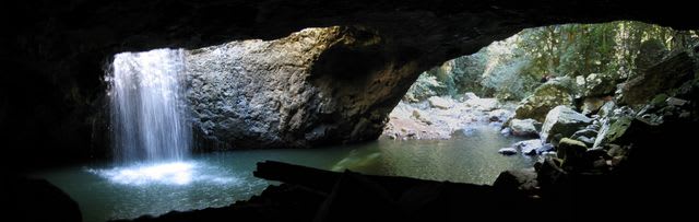 探索自然橋,瀑布美景近在眼前。(圖片取自wikimedia) 探索自然橋,瀑布美景近在眼前。(圖片取自wikimedia)