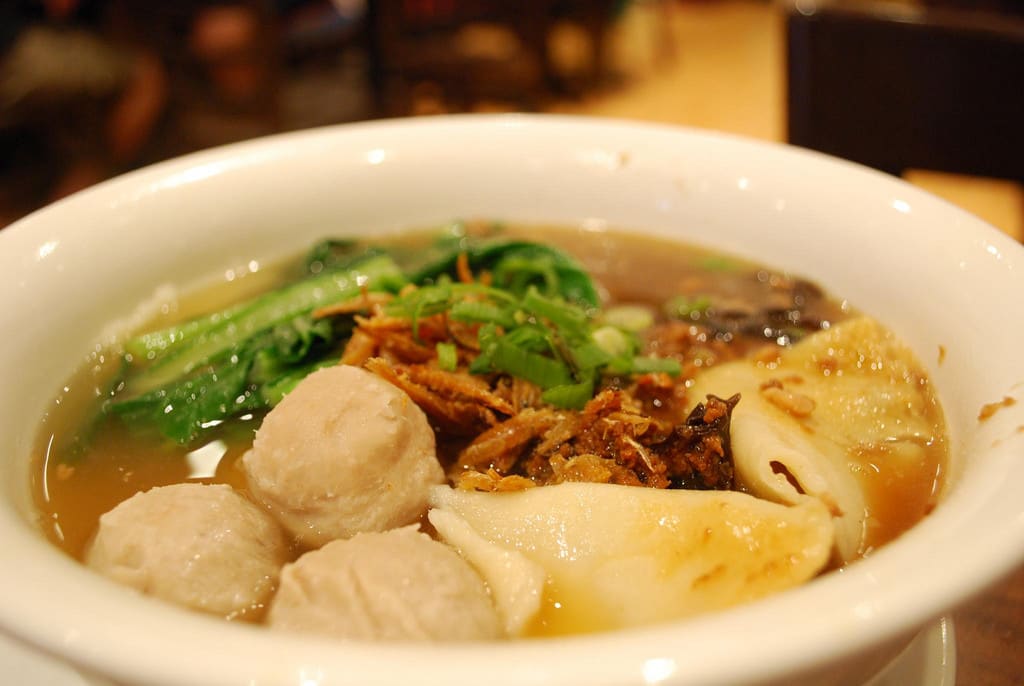 手工板麵,為馬來西亞道地美食。來源:http://bit.ly/2KRWs3j。