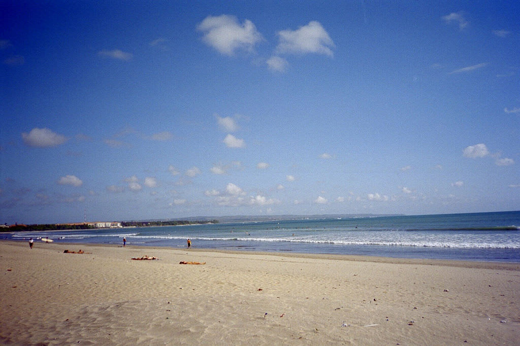 相當美麗的庫塔海灘海景。來源:http://bit.ly/2NC9HBQ。 相當美麗的庫塔海灘海景。來源:http://bit.ly/2NC9HBQ。