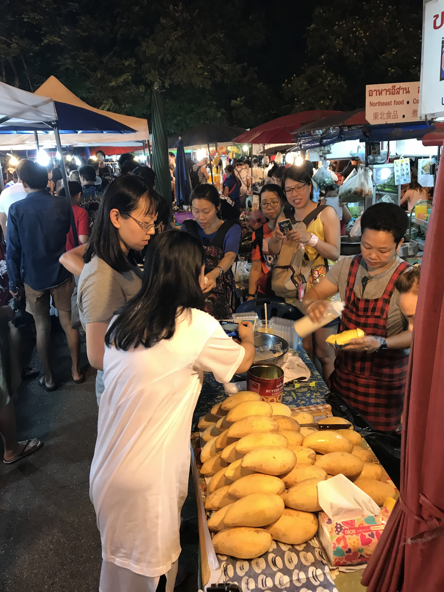 週六夜市會販售許多當地的小吃。來源:http://bit.ly/2zNO0gd。 週六夜市會販售許多當地的小吃。來源:http://bit.ly/2zNO0gd。