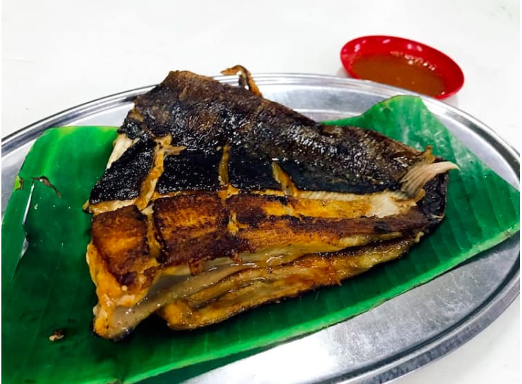 「黃亞華小吃」也藏匿於雅羅街內,魔鬼魚是他的必點菜色。來源:KLOOK。