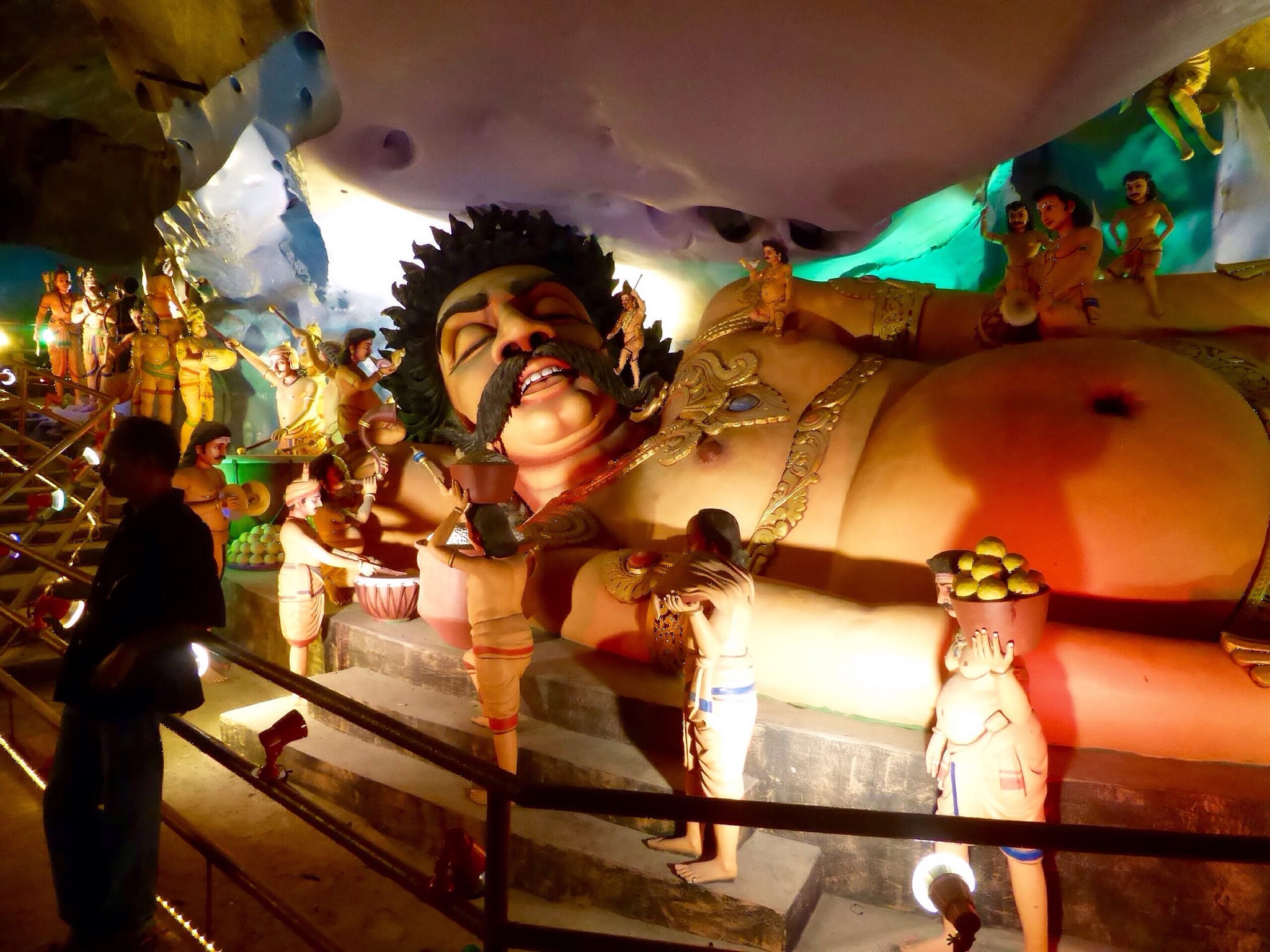 山腳下的「魔羅衍那洞」裏頭可以欣賞到精美的壁畫。來源:http://bit.ly/2KSvqsn。 山腳下的「魔羅衍那洞」裏頭可以欣賞到精美的壁畫。來源:http://bit.ly/2KSvqsn。