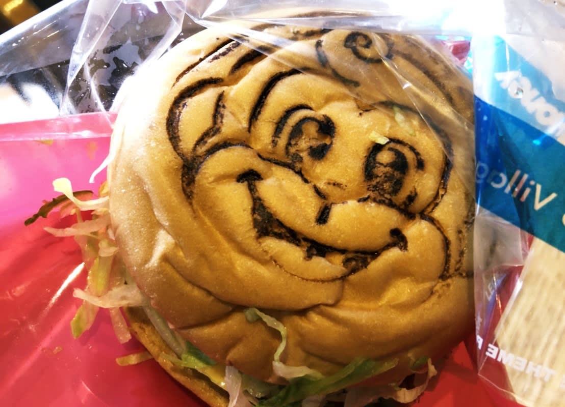 六福村美國大西部，漢堡店，漢堡外面會印上六福村吉祥物「哈尼哈比」的頭像。