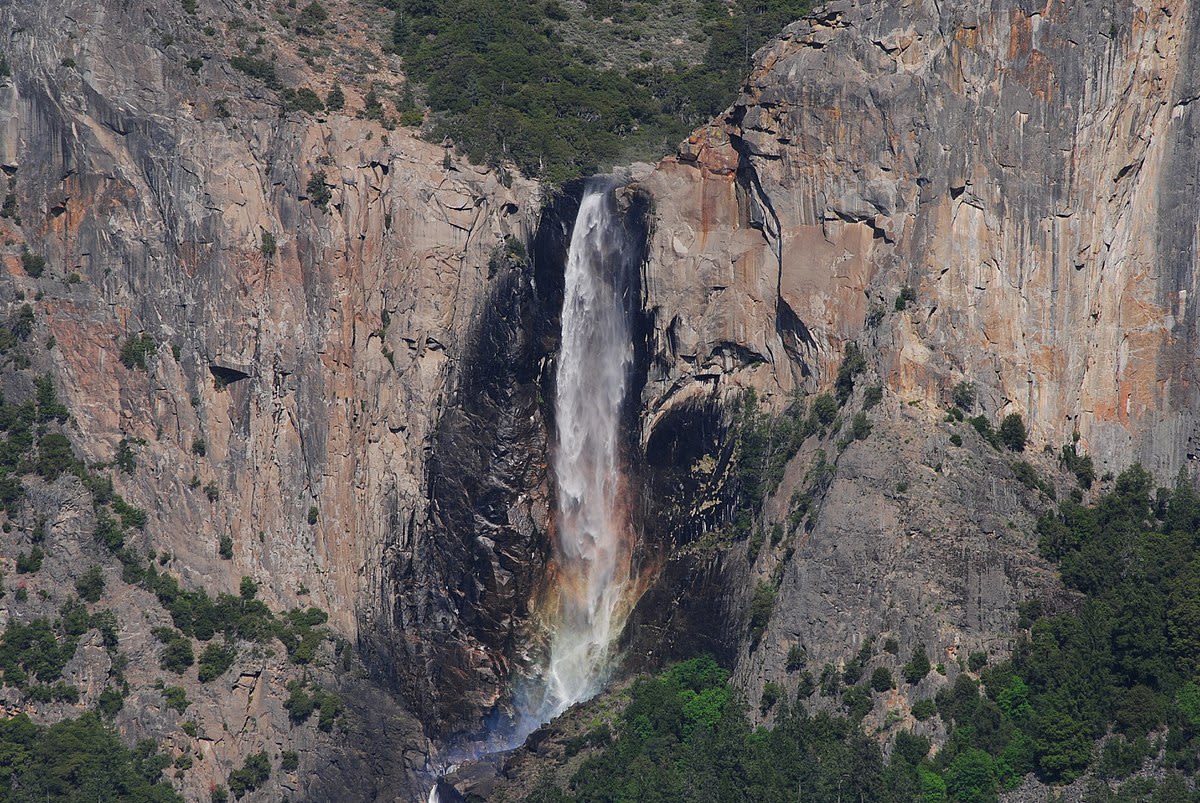 Bridelveil Falls｜圖片來源:Wikipedia https://goo.gl/Kdmv8S