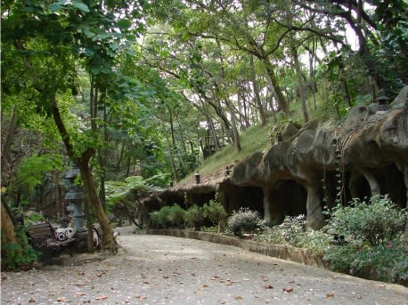 古奇峰,佛窟步道,圖片來自普天宮官網。 古奇峰,佛窟步道,圖片來自普天宮官網。
