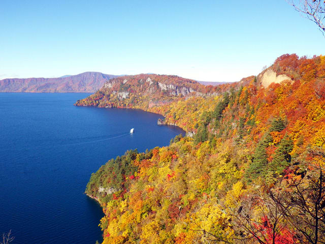 十和田湖的山水之景,美不剩收。(圖片取自www.rurubu.com) 十和田湖的山水之景,美不剩收。(圖片取自www.rurubu.com)