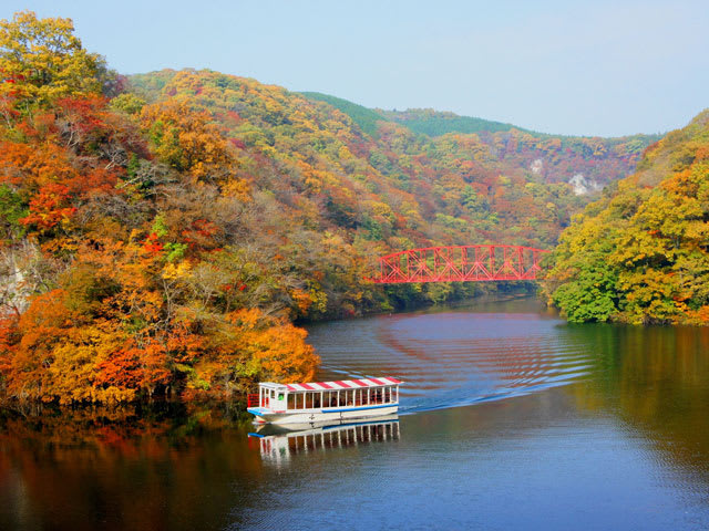 可乘坐遊船細細品味帝釋峽的秋景。(圖片取自www.rurubu.com) 可乘坐遊船細細品味帝釋峽的秋景。(圖片取自www.rurubu.com)