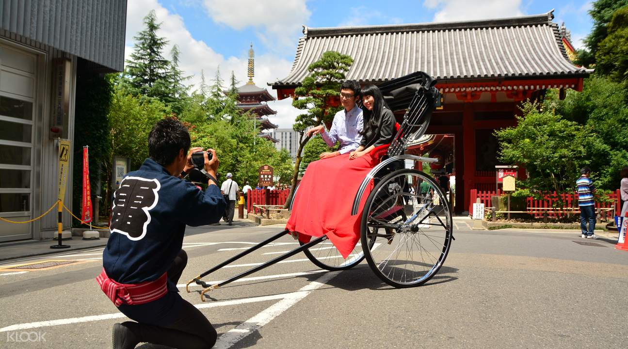 淺草雷門人力車，車伕都會幫大家拍照留念。