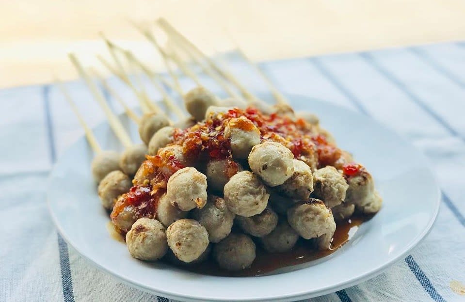烤肉丸,圖片取自ลูกชิ้นหมูแพร่งนรา FB粉絲團。 烤肉丸,圖片取自ลูกชิ้นหมูแพร่งนรา FB粉絲團。