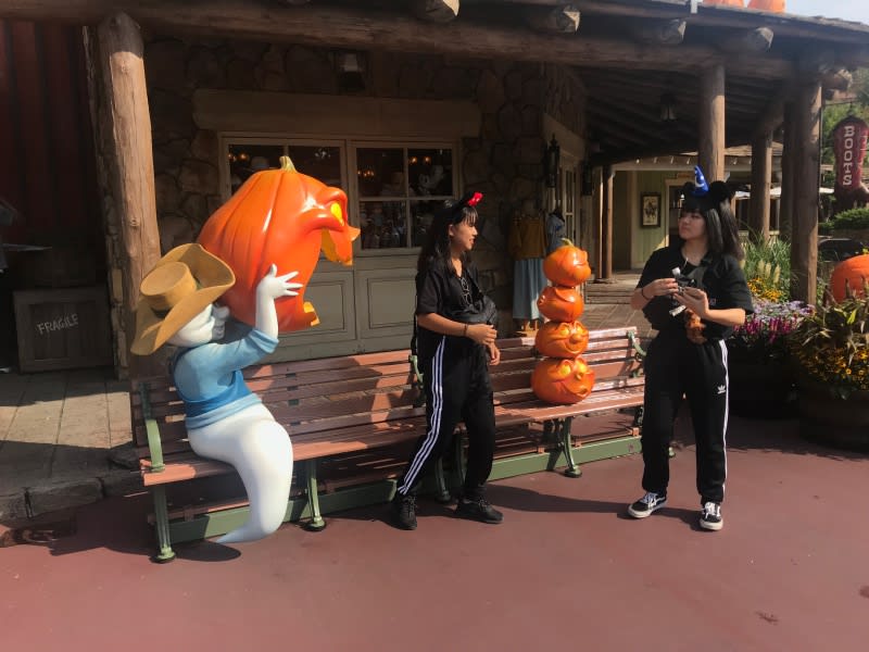 迪士尼樂園,可以跟幽靈拍照。