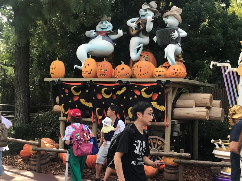 迪士尼樂園,有南瓜跟幽靈。
