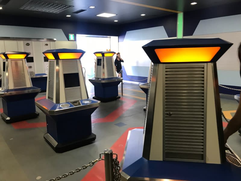 迪士尼抽遊行快速通關的機器。