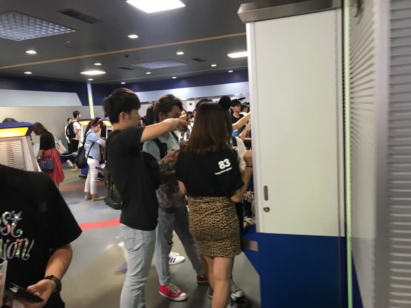 迪士尼抽遊行快速通關,充斥人潮。