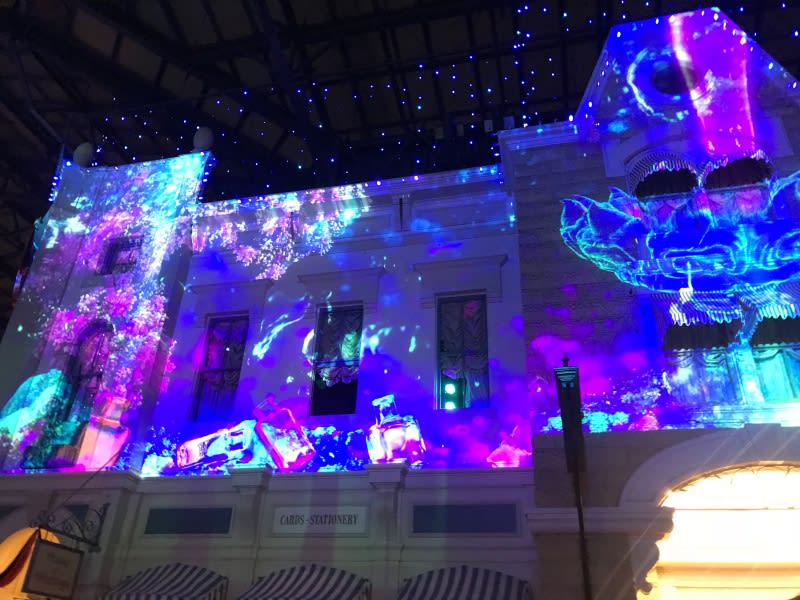 迪士尼樂園,門口萬聖節燈光秀。 迪士尼樂園,門口萬聖節燈光秀。