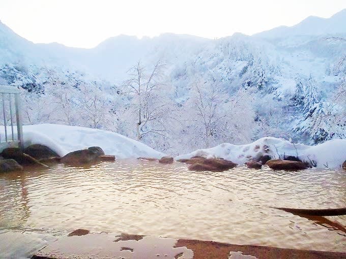 十勝岳溫泉雪景，圖片取自www.hokkaidolikers.com。