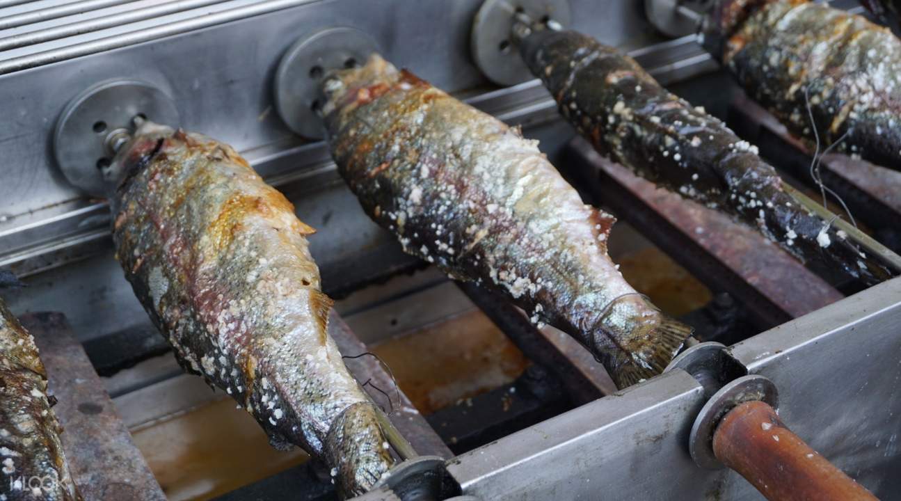 現釣現烤的冰魚，肉質鮮美，滋味一流！