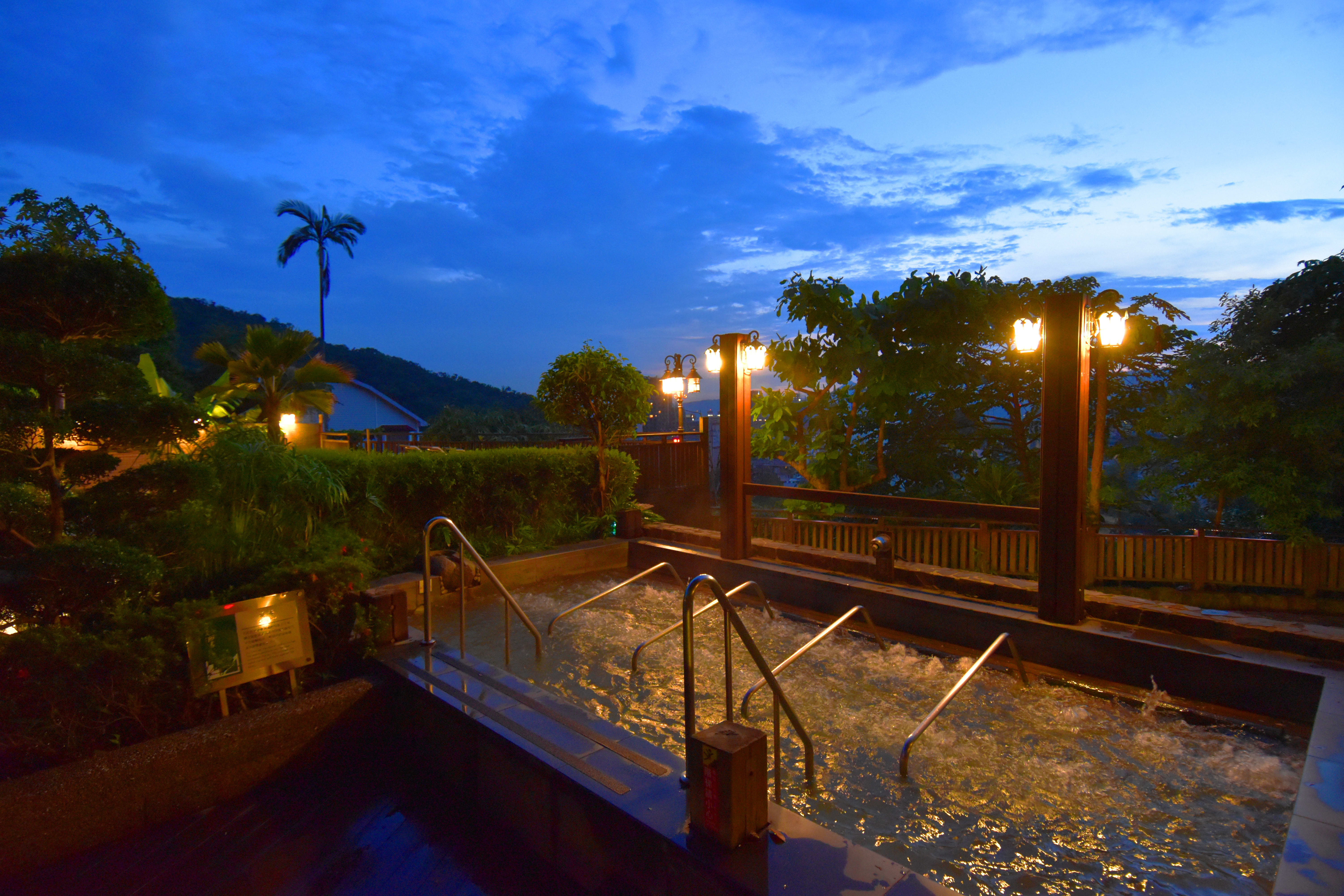 春天酒店＿夜晚的露天風呂 來源：北投春天酒店