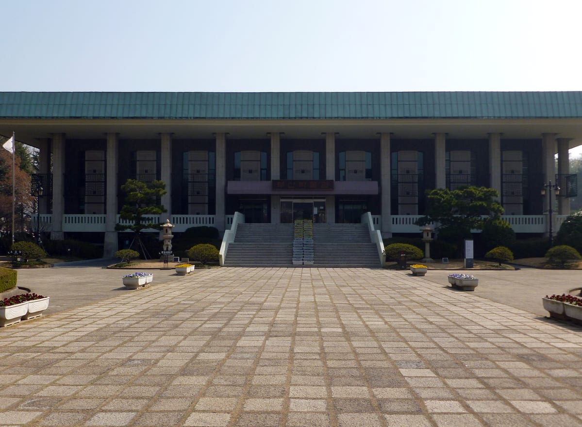 釜山博物館|圖片來源:Wikimedia Commons | https://reurl.cc/g8NqN 釜山博物館|圖片來源:Wikimedia Commons | https://reurl.cc/g8NqN