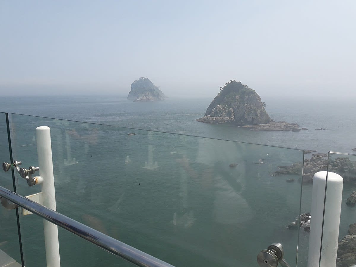 從天空步道看五六島|圖片來源:維基百科 https://reurl.cc/Kxqqj 從天空步道看五六島|圖片來源:維基百科 https://reurl.cc/Kxqqj