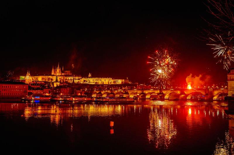 布拉格晚餐煙火船(照片來源:PRAGUE BOATS官網)https://bit.ly/2qP3J7k 布拉格晚餐煙火船(照片來源:PRAGUE BOATS官網)https://bit.ly/2qP3J7k