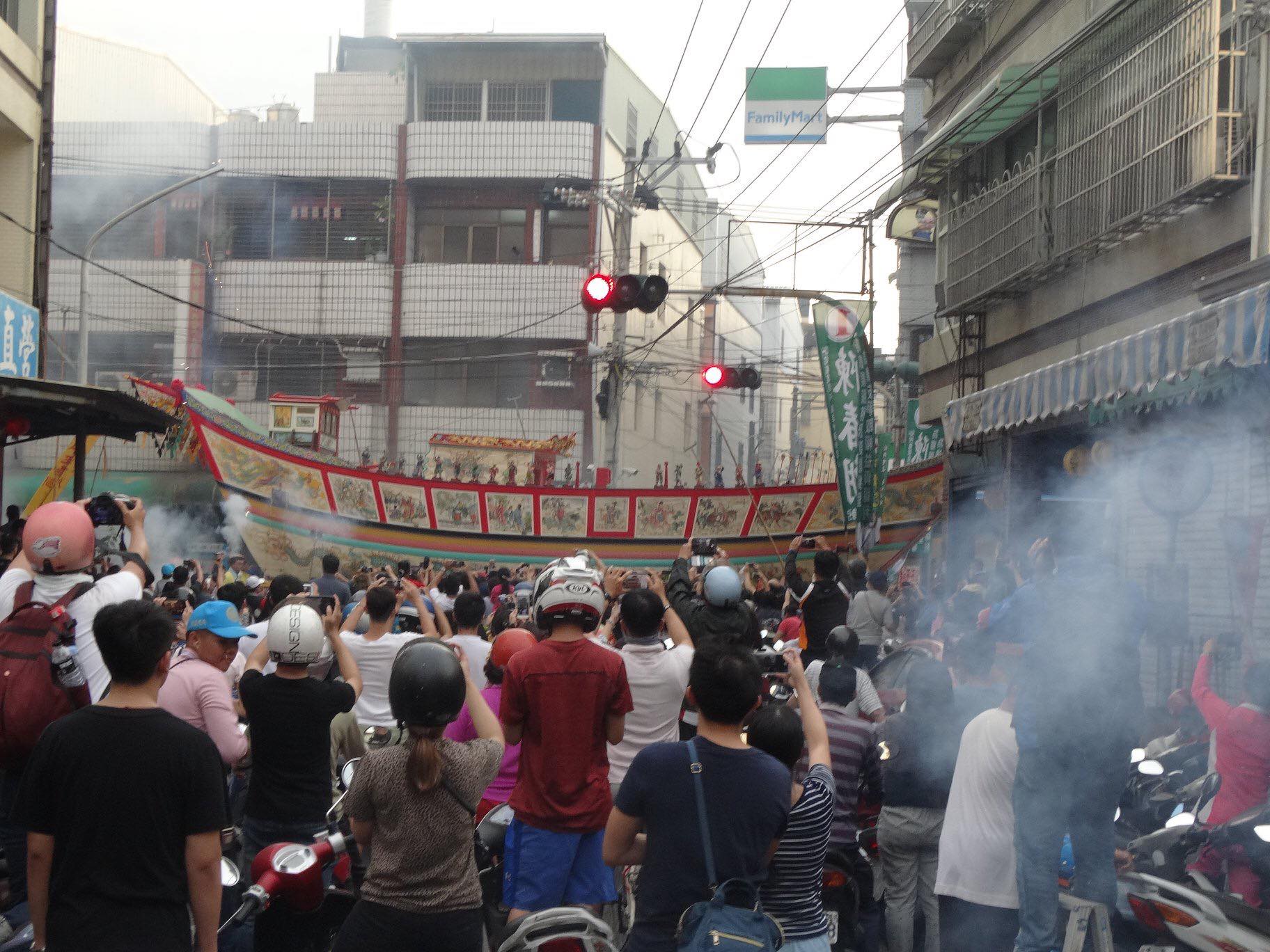 吸引許多信眾參與的遷船繞境。攝影:Rex。 吸引許多信眾參與的遷船繞境。攝影:Rex。